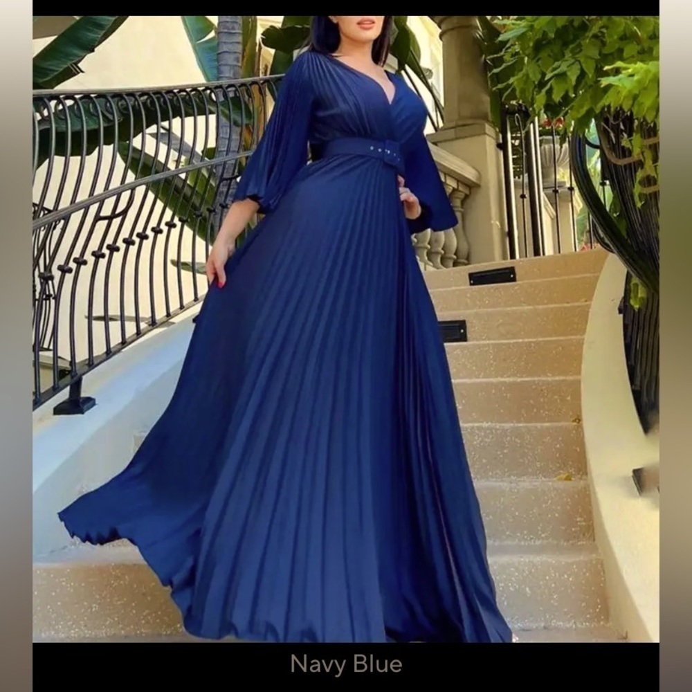 Maxi dress pleaded, long sleeves belted navy blue.